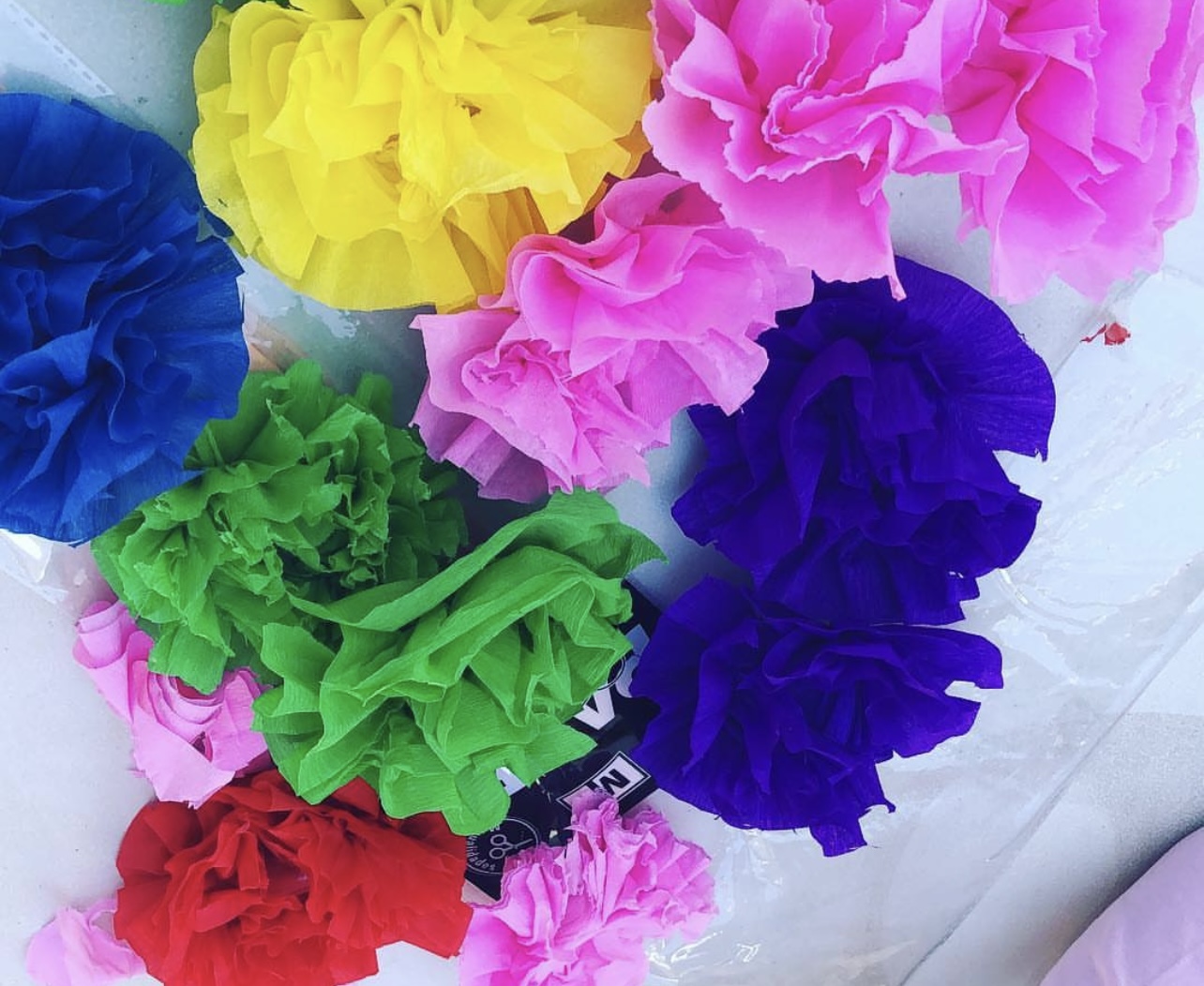 flores de colores hechas con papel de pinocho
