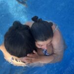 chicas abrazándose piscina foto tomada desde arriba