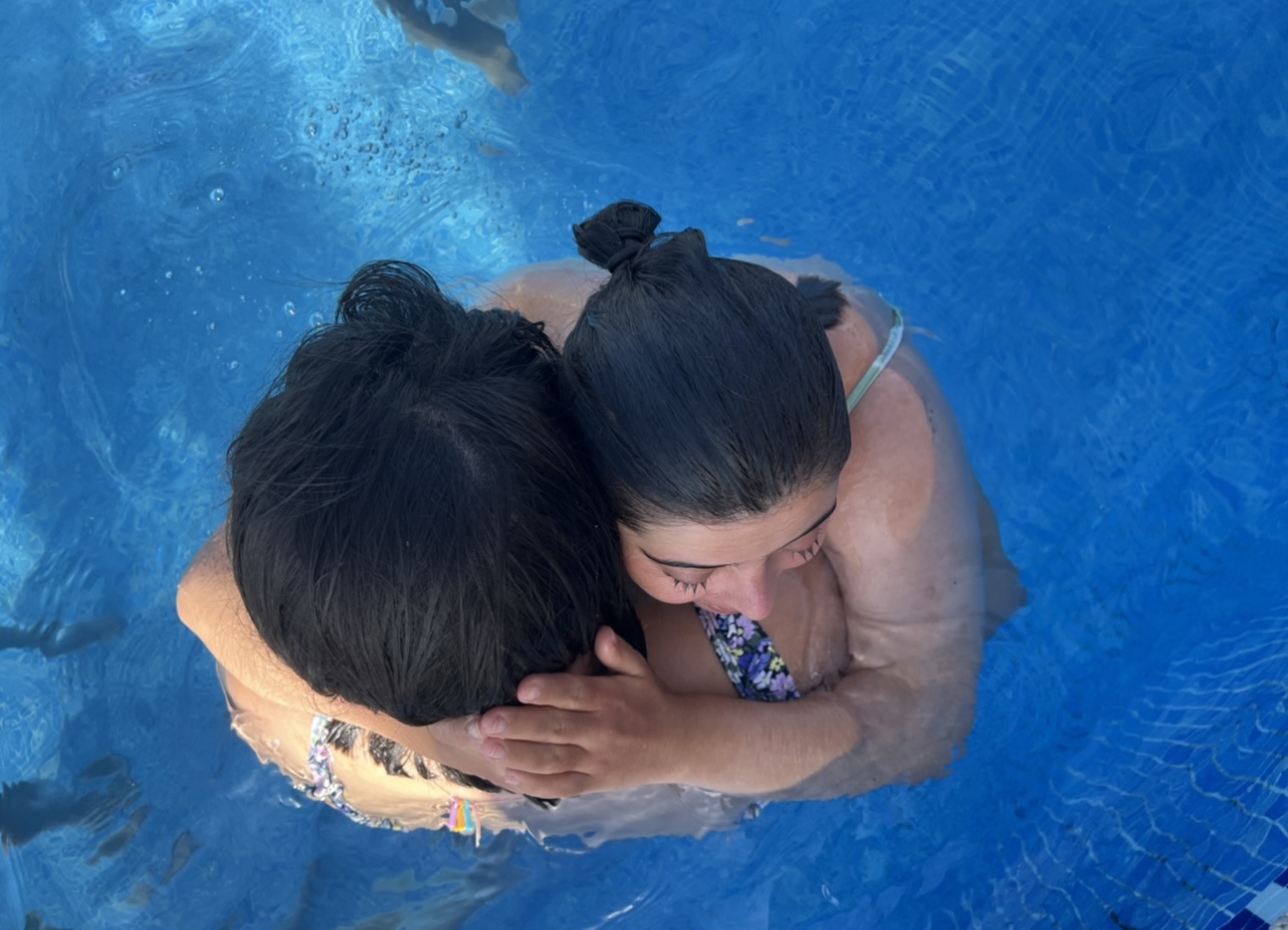 chicas abrazándose piscina foto tomada desde arriba